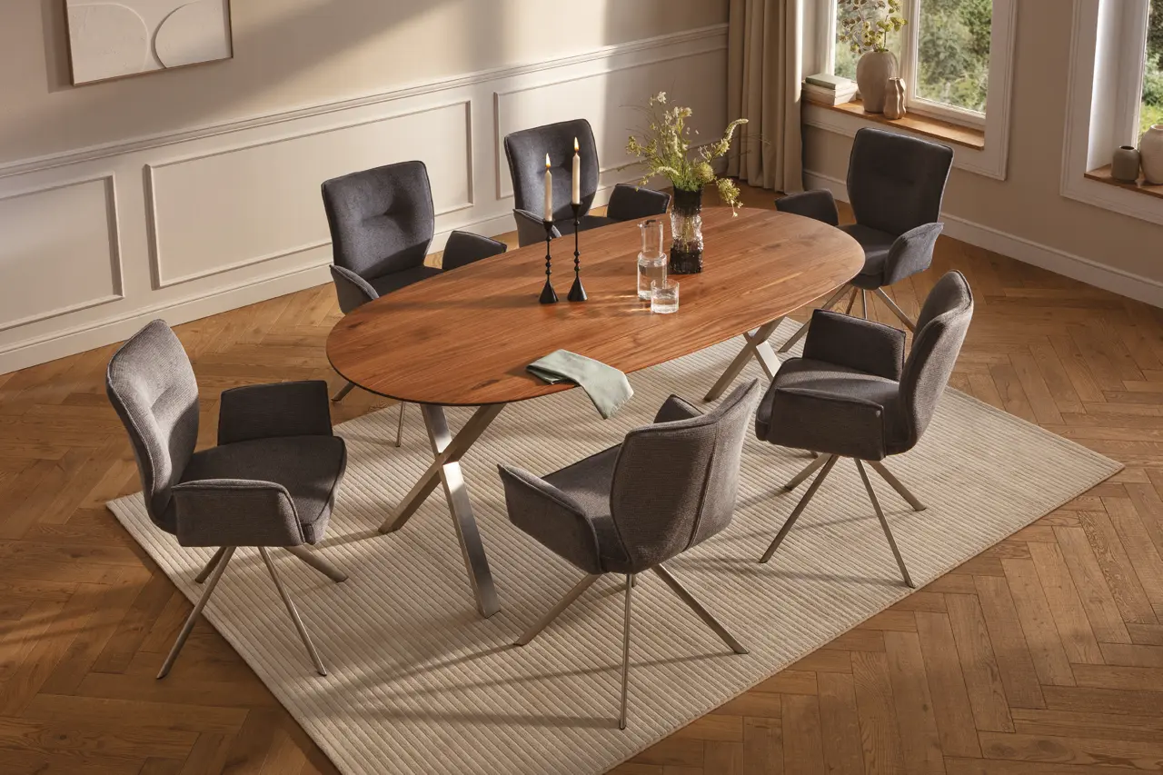Ovaler Esstisch aus Holz mit sechs Polsterstühlen auf Teppich, Kerzenhalter und Vase auf dem Tisch im Esszimmer